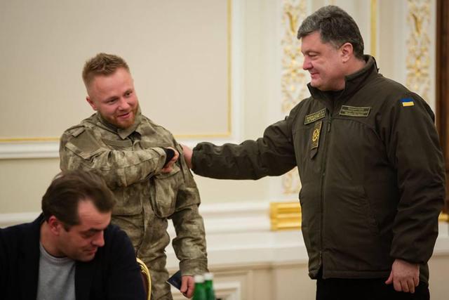 Порошенко присвоил гражданство Украины белорусу-бойцу батальона "Азов" Сергею Коротких bocman