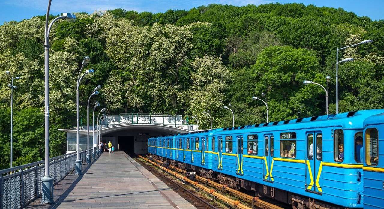 У метро Києва знову помітили пасажира, який курив та ще й показував ...