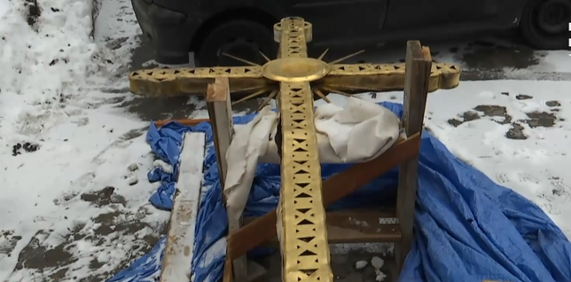 Негода у Києві: із Софійського собору вітер здув триметровий хрест