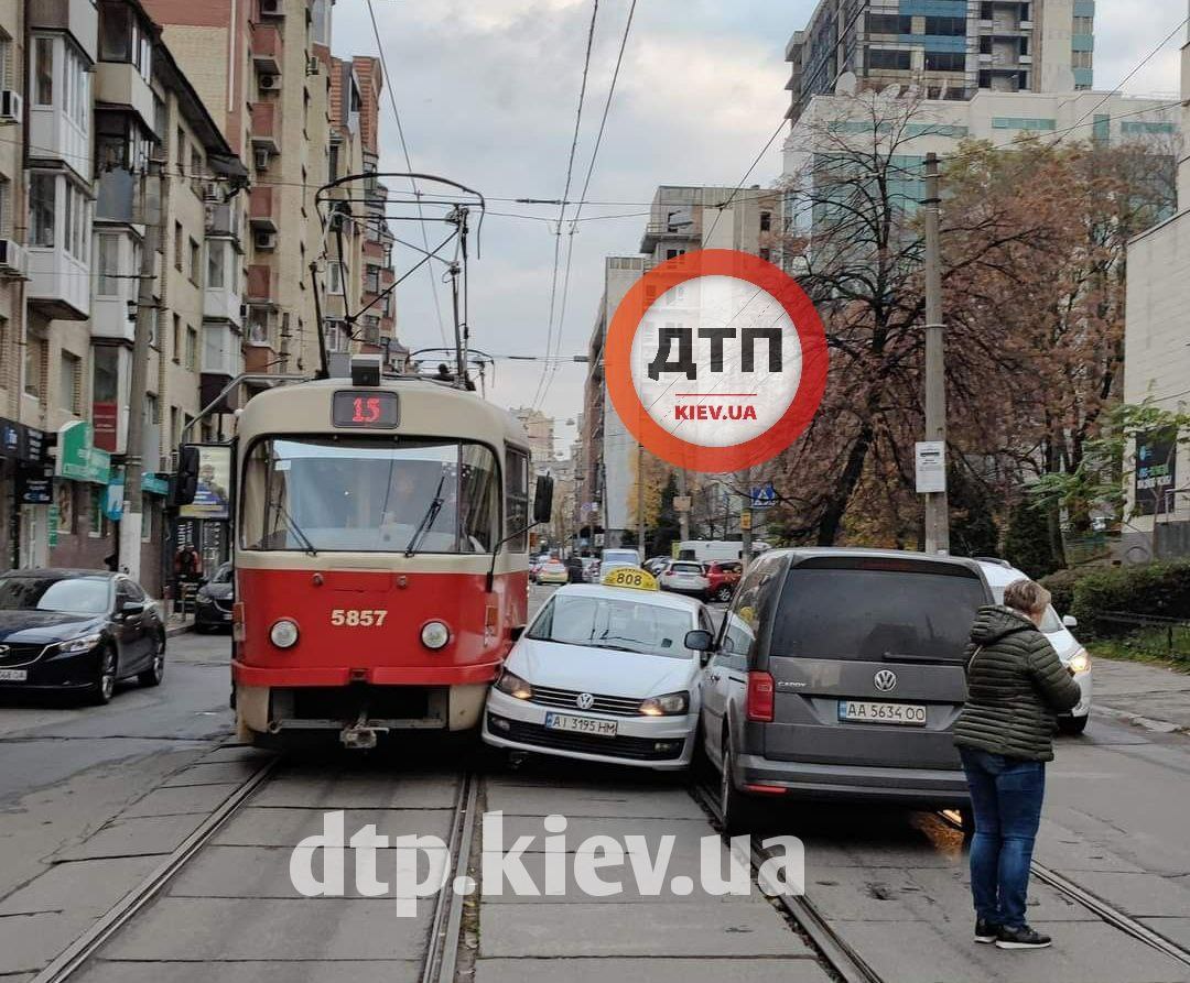 В Киеве автомобиль зажал между бусом и трамваем