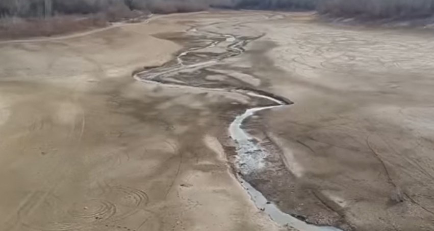 Высохло водохранилище. Водохранилище Симферополь пересохло. Аянское водохранилище в Крыму пересохло. Обмелело Аянское водохранилище. Енисейское водохранилище пересохло.