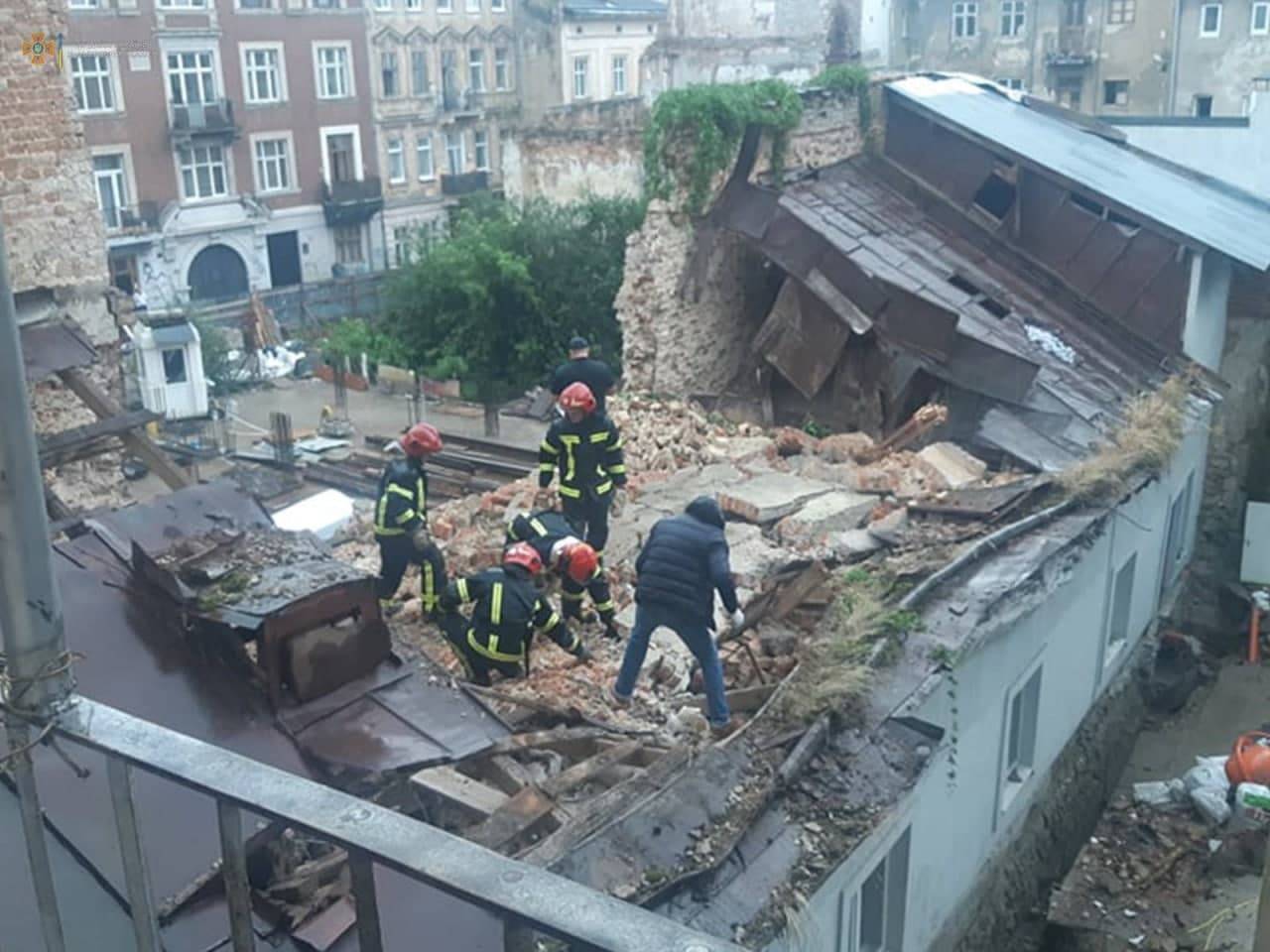 В Львове во время ремонтных работ произошло обрушение здания, погиб человек