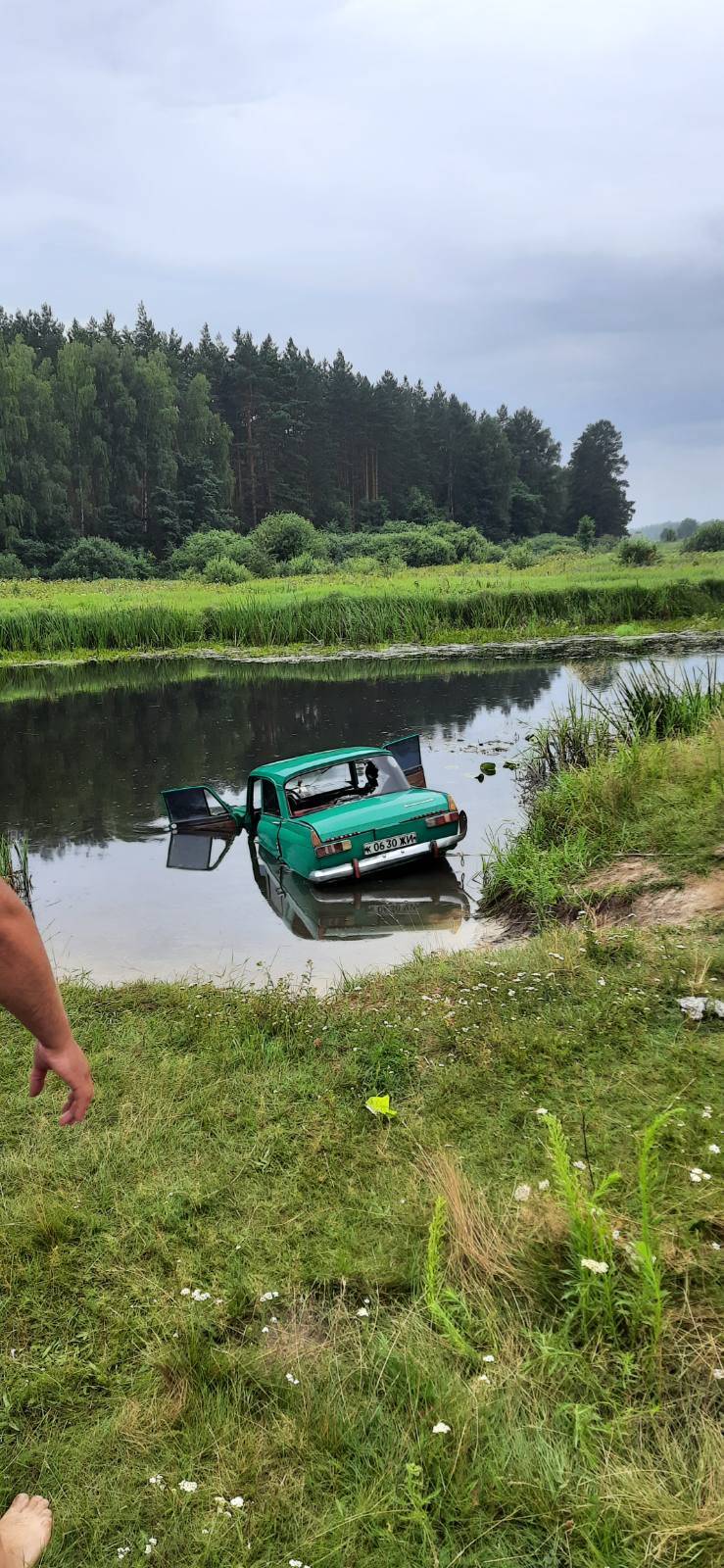 Спасатели достали из реки автомобиль, который затонул вместе с водителем в  результате ДТП