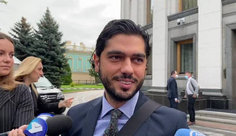 Гео Лерос натякнув на можливу участь голови фракції "Слуга народу" Давида Арахамії у корупційних оборудках 1 последние новости в Украине останні новини в Україні