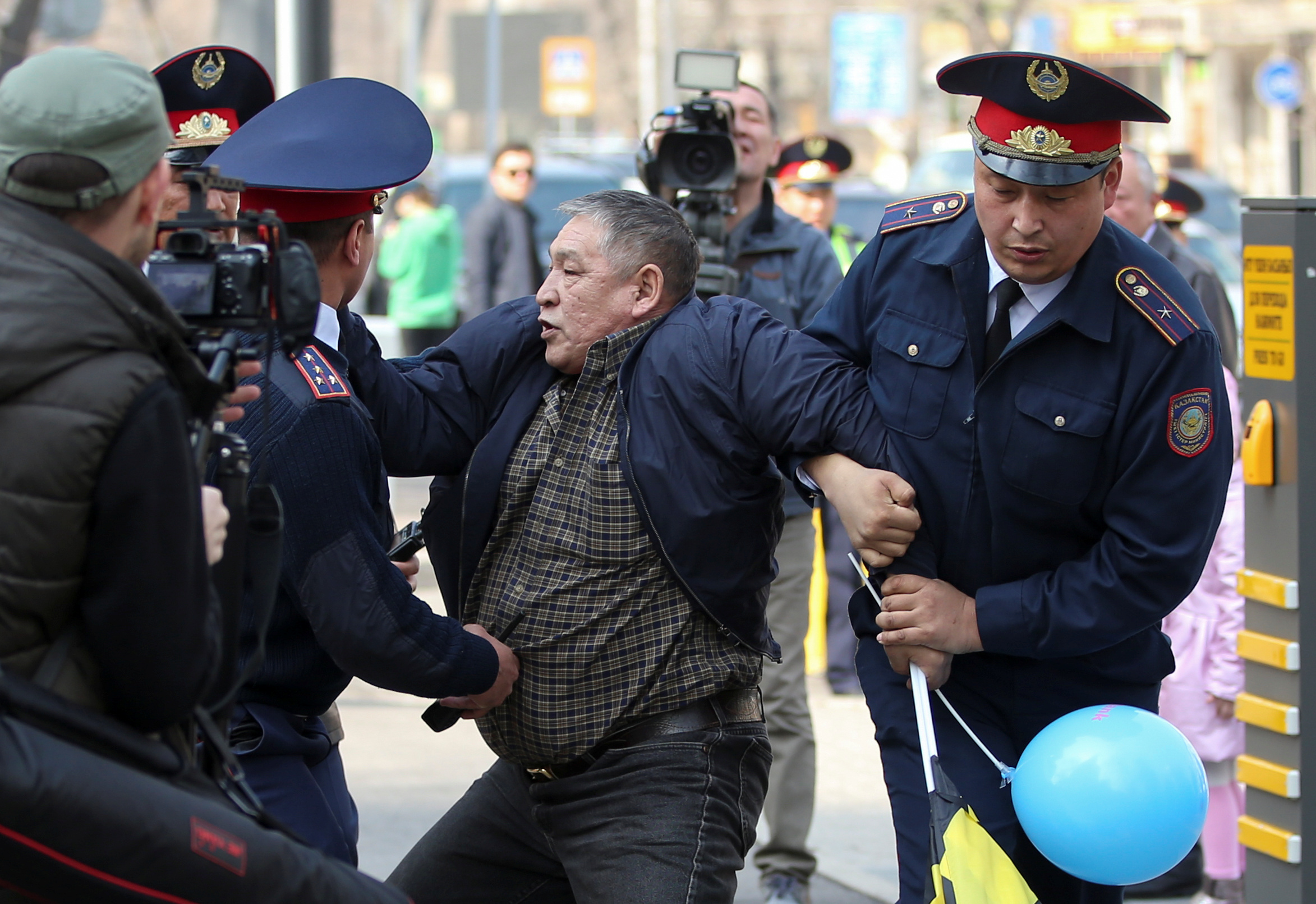 Сегодня последние свежие. Протесты в Казахстане. Разгон митинга в Казахстане. Протесты в Казахстане 2019. Алматы протесты.